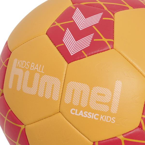 Nahaufnahme eines orange-roten Hummel Handballs mit orangenem Streifenmuster, ideal für Handballspiele und Training.
