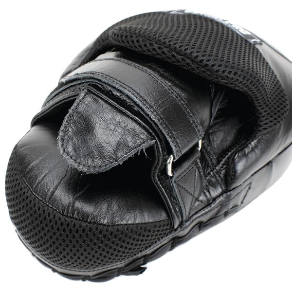 Boxhandschuh aus schwarzem Leder mit gepolstertem Handrücken und Klettverschluss.