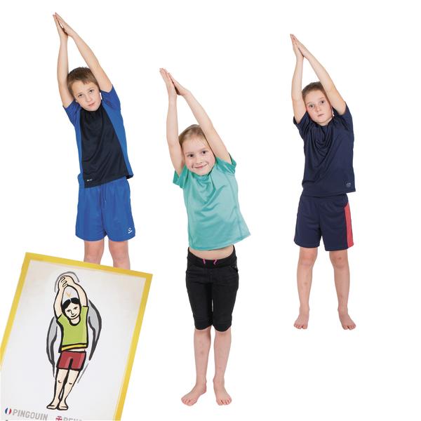 Kinder machen seitliche Dehnübungen, um Beweglichkeit und Fitness zu fördern.