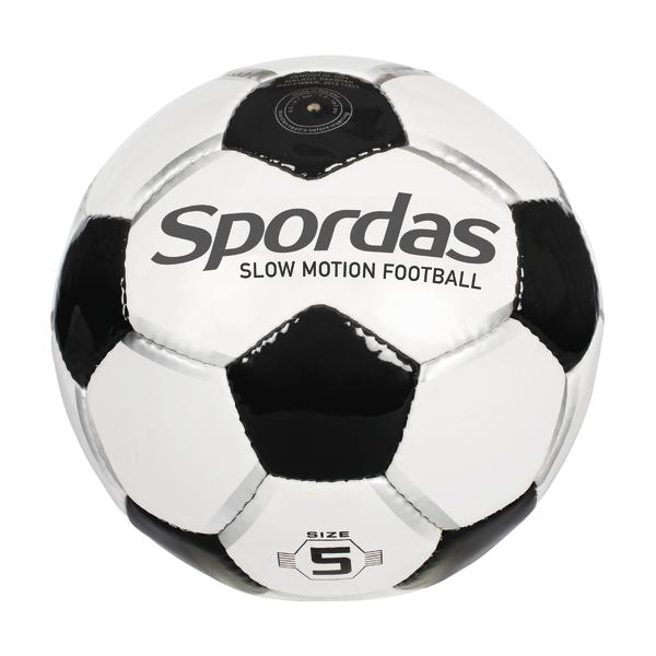 Schwarzer und weißer Fußball der Marke Spordas, Größe 5, Slow Motion Football.