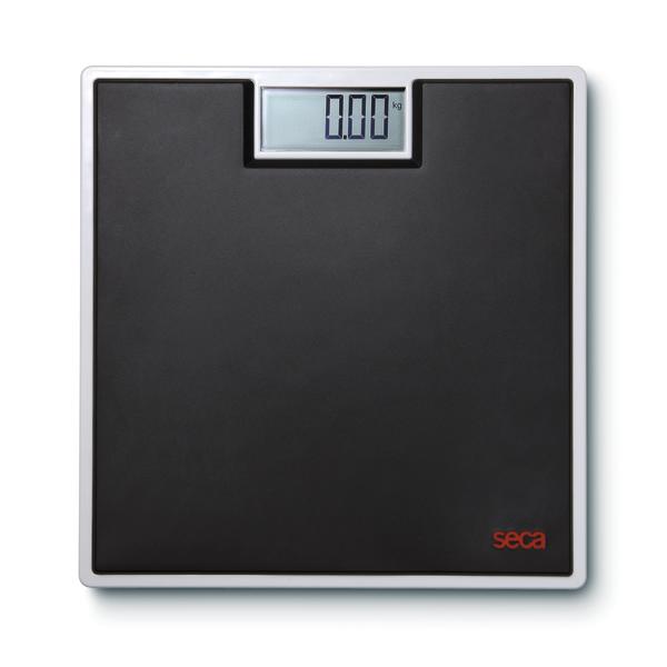 Digitale Personenwaage mit schwarzer Oberfläche und LCD-Anzeige für Gewicht in Kilogramm.